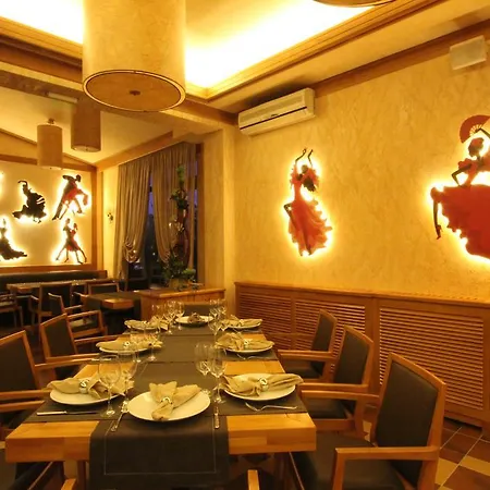 Maxi Park & מלון